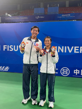 黃澤林和拍檔王康怡在網球混合雙打賽事中奪得銅牌